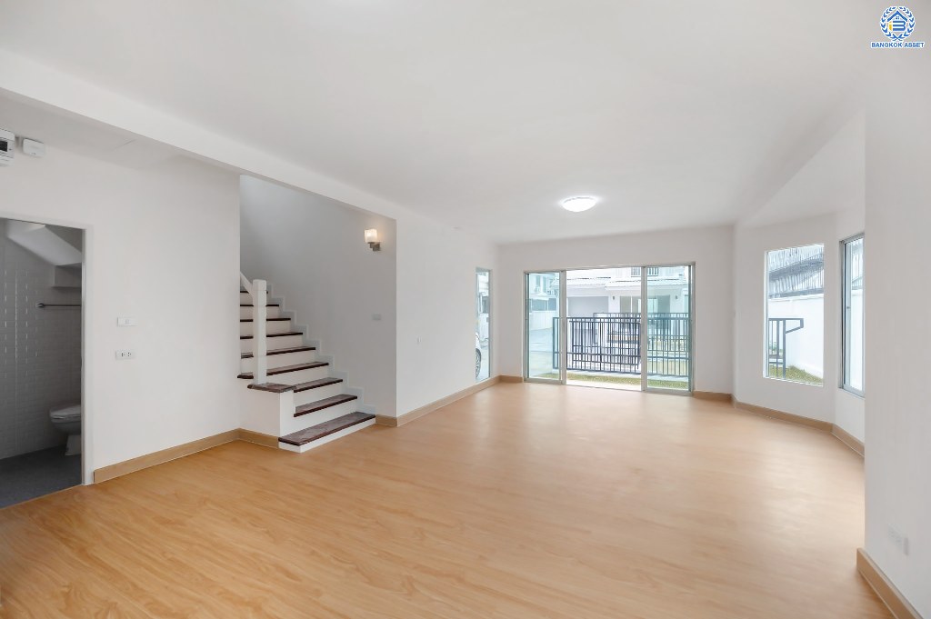 บ้านมือสองตกแต่งใหม่ โครงการ พฤกษ์ลดา พุทธสาคร หลังริม เนื้อที่ 54.50 ตร.ว. ฟังก์ชัน 3 ห้องนอน 2 ห้องน้ำ 2 ที่จอดรถ สภาพแวดล้อมโครงการร่มรื่น บนทำเลเดินทางสะดวก ติดถนนพุทธสาคร เชื่อมต่อถนนเพชรเกษม ถนนพุทธมณฑลสาย4 ถนนบรมราชชนนี ใกล้รถไฟฟ้าสายสีน้ำเงิน "สถานีหลักสอง"